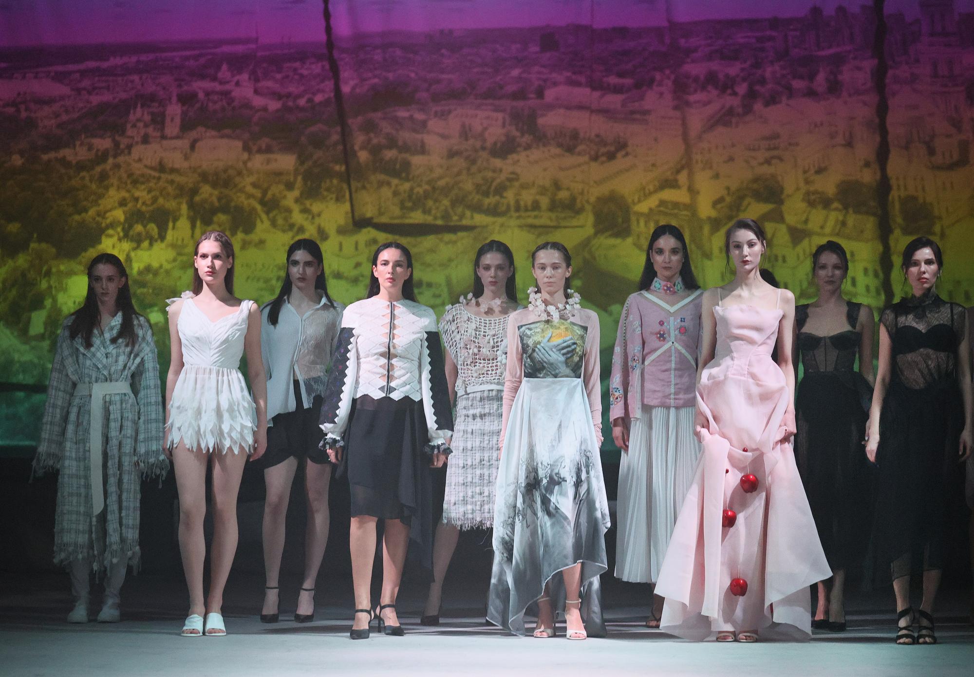 Вместо подиума - депо: Караванская поразила Львов дефиле, посвященным ВСУ